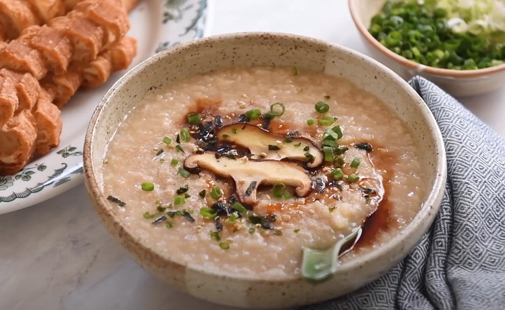 Congee vegeterian recipe with eggs and mushrooms